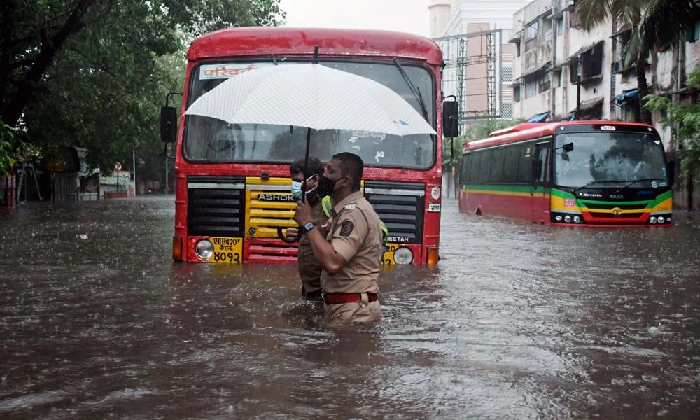Ινδία: Βίντεο που κόβουν την ανάσα από το χάος που έσπειρε ο κυκλώνας